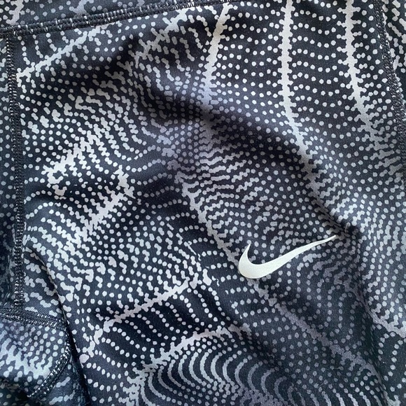 Patterned Nike Capri leggings - Picture 4 of 4